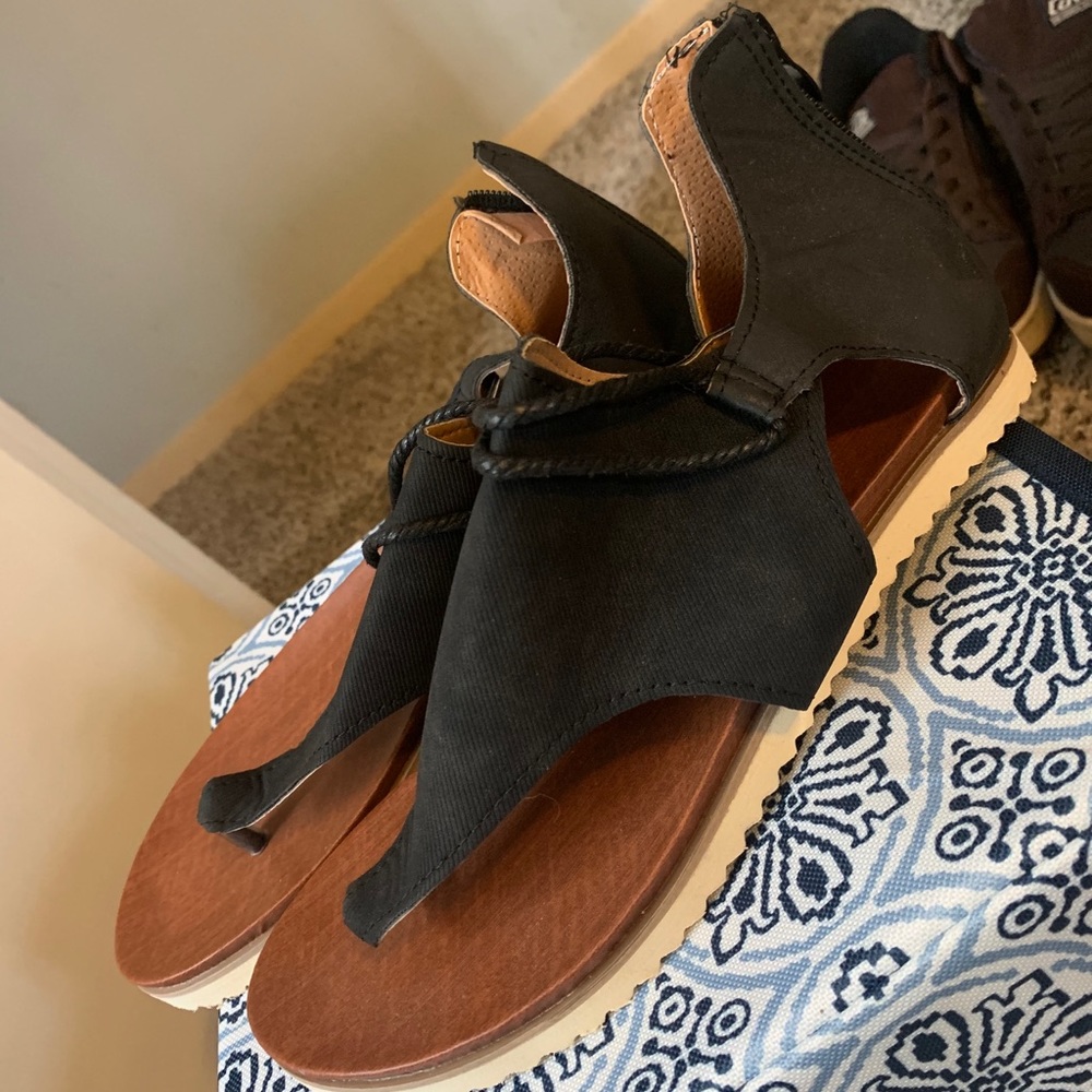 Ladies Sandals.